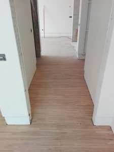 Pavimentos, Rodapés, soalho em Madeira Maciça, Afagamento e Envernizamento de Soalhos