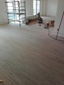 Pavimentos, Rodapés, soalho em Madeira Maciça, Afagamento e Envernizamento de Soalhos