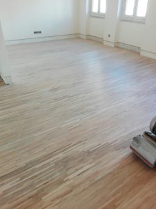 Pavimentos, Rodapés, soalho em Madeira Maciça, Afagamento e Envernizamento de Soalhos